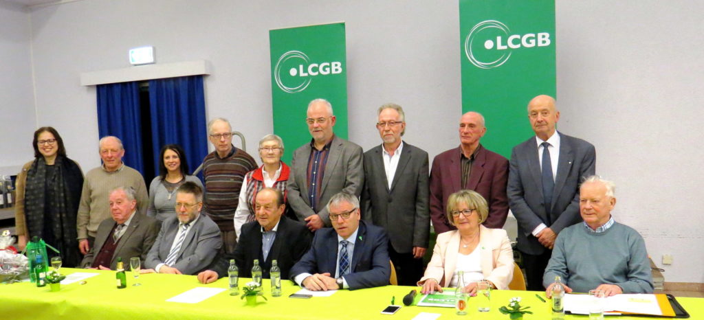 Vorstandsmitglieder des LCGB-Dippach mit Ehrengästen und Geehrten: v.l.n.r.: Marleen DE VRIES, Hubert VAN WISSEN, Alphonse DOMINICY, Antonella VIVALDI, Paul MÜLLER, Paul THORN, Heidi GROBEN, Giorgio PRESCIUTTI, Fernand SEILER, Francis LOMEL, Albert HEINEN, Gaby SCHAUL, Edouard GENSON, Armand KARIGER und Camille JOST