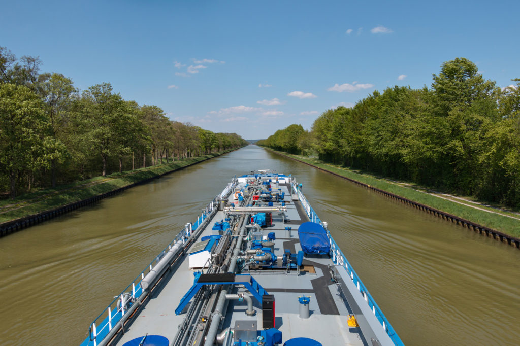 Binnen Tankschiff auf dem Dortmund Ems Kanal