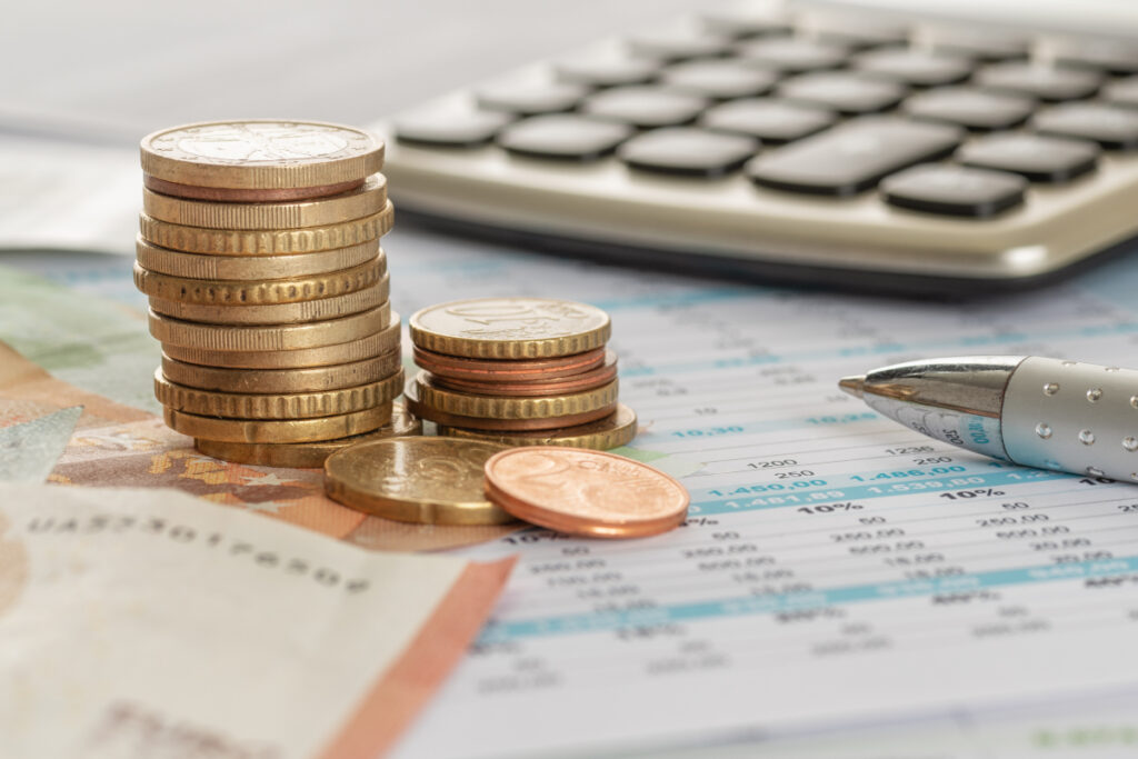 Geld mit Taschenrechner und Kugelschreiber